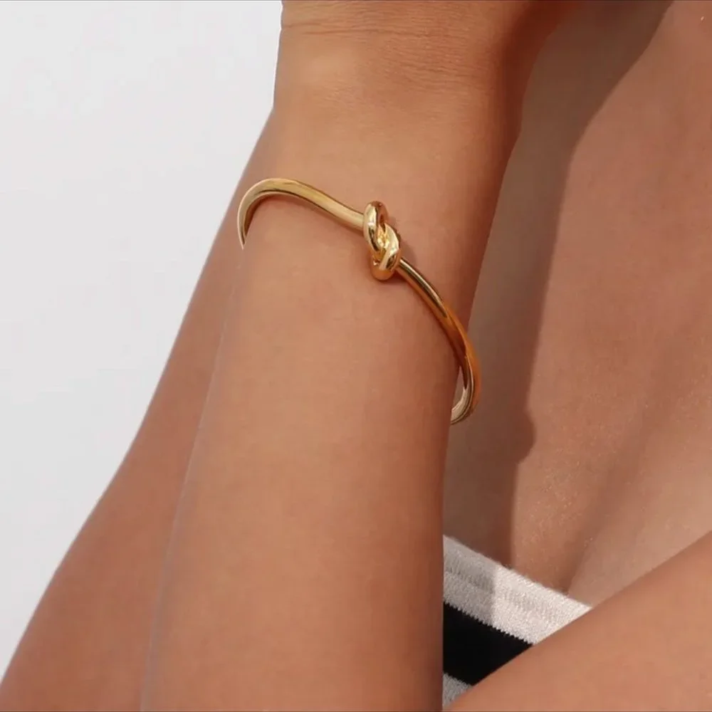 NEW 18K GOLD KNOT CUFF BANGLE BRACELET, NICE BRACELET, CUTE BRACELET. - Picture 3 of 7